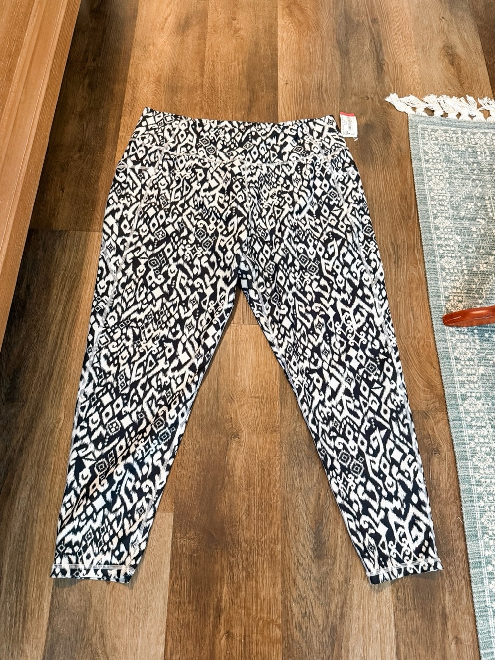 Black & White Patterned Women’s Pocket Athletic Leggings